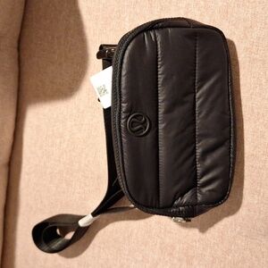 Lululemon Everywhere belt bag wunder puff
